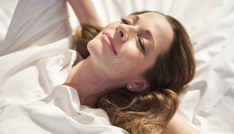 fitte vrouw slaapt lekker