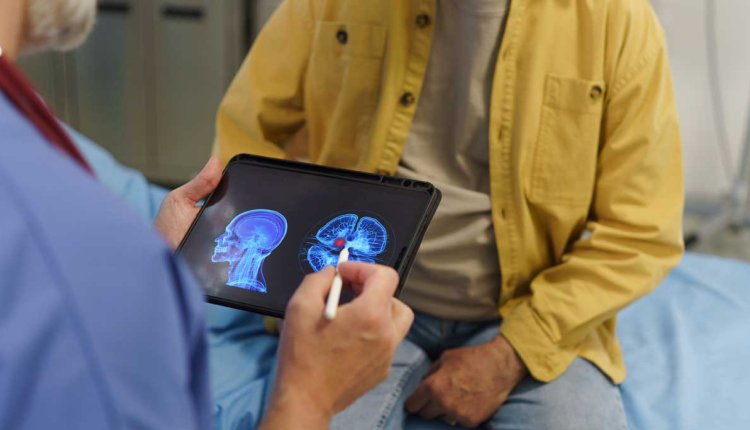 Arts bekijkt Alzheimersscans