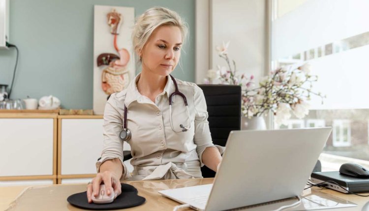 Huisarts achter lapotop