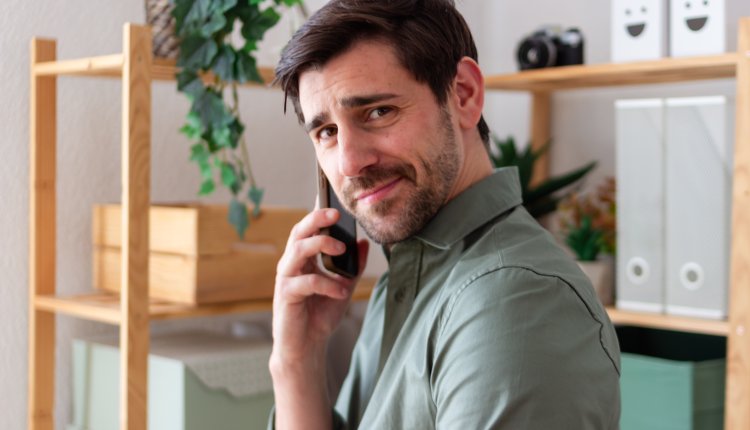 Man met telefoon heeft twijfels