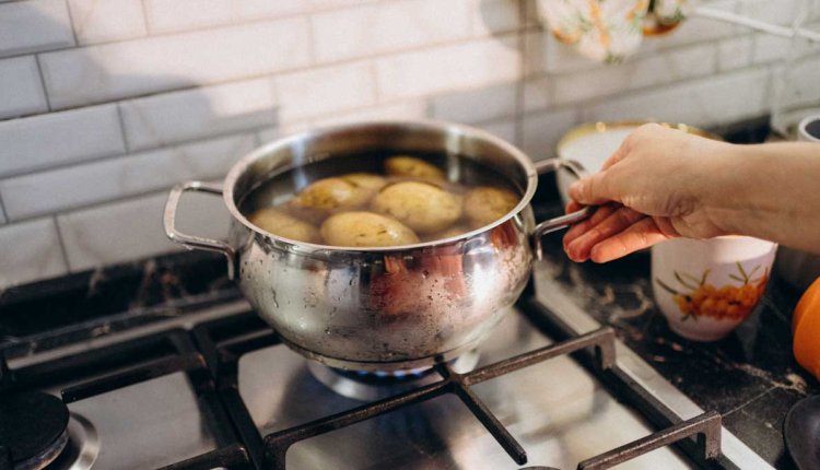 Pan met aardappelen op het gas