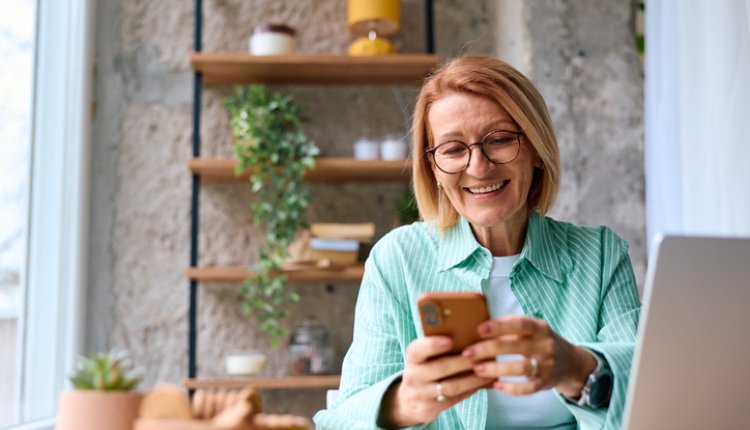 Oudere vrouw telefoon