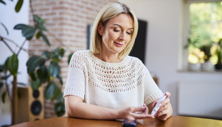 oudere vrouw test bloedsuiker