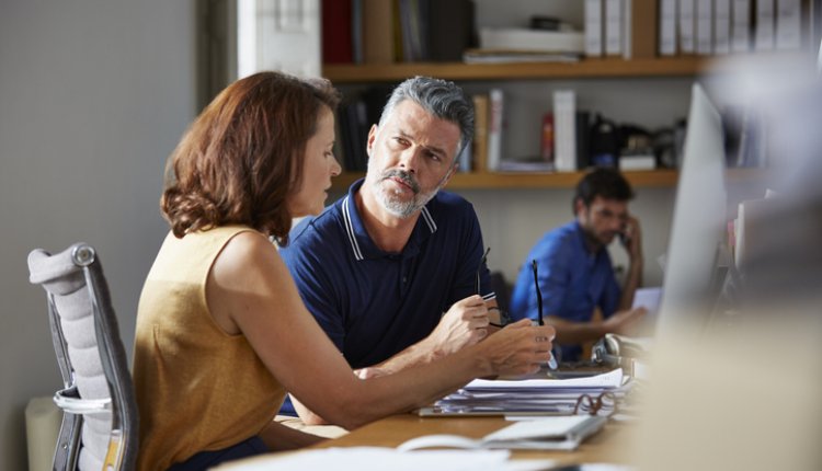 Man en vrouw zijn bezig met testament