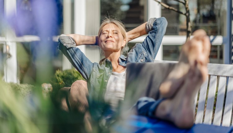 Vrouw relaxt in het voorjaarszonnetje