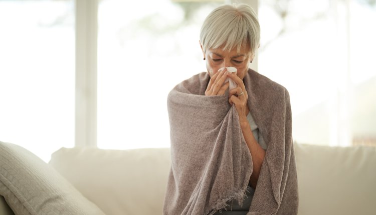 oudere vrouw met griep