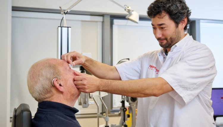 Arts van Bergman Clinics druppelt oog