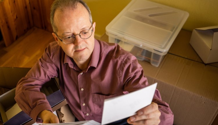 aow samenwonen man met papier