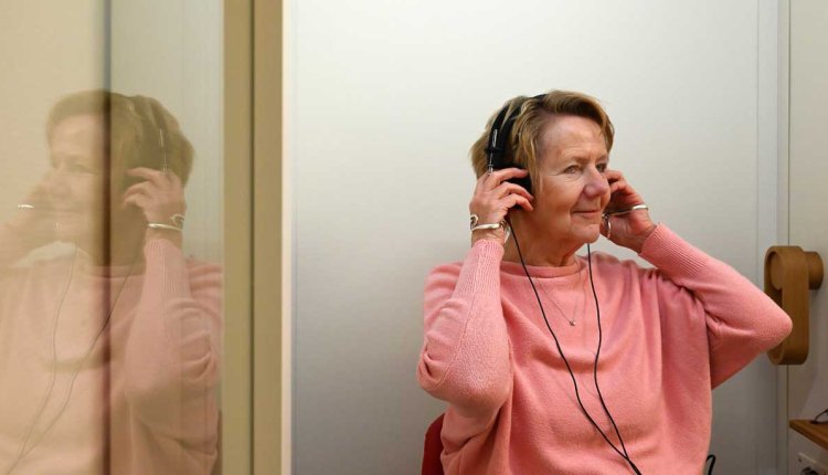 Vrouw doet luistertest
