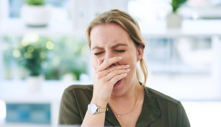 Vermoeide vrouw achter de computer