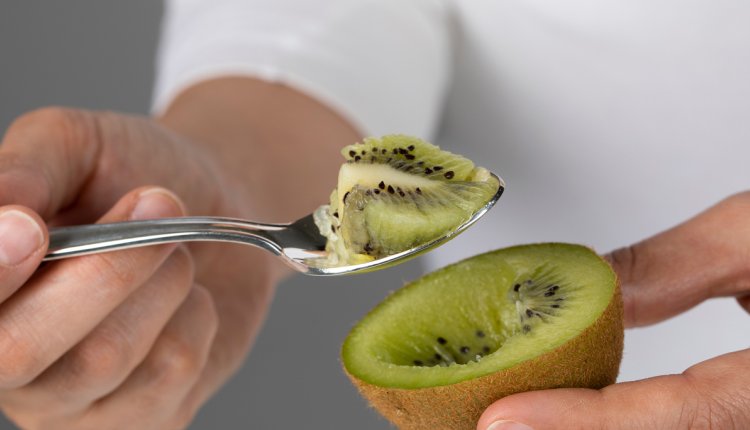 Kiwi halveren en leeg lepelen