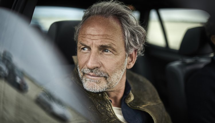 oudere man in de auto