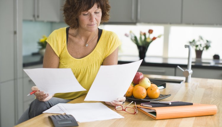 Oudere vrouw met rekeningen