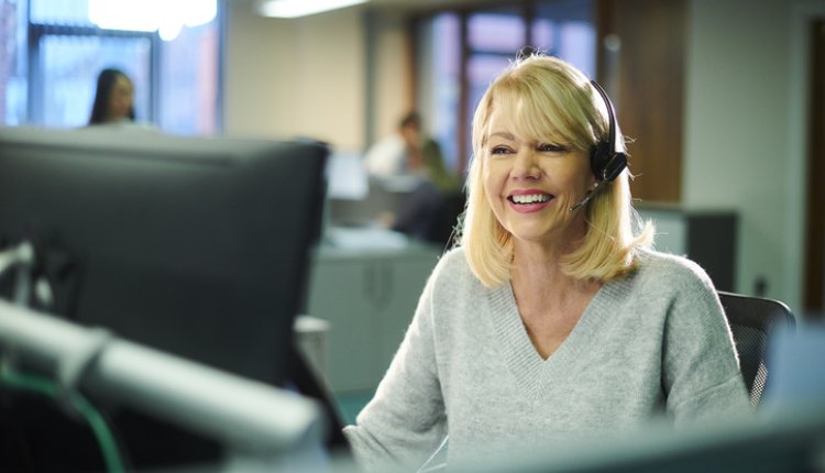 Vrouw doet de klantenservice