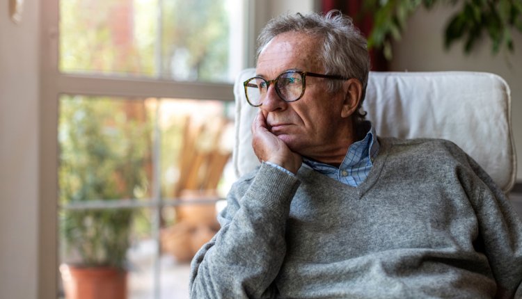 Man kijkt starend uit het raam