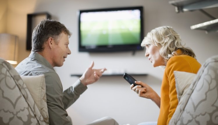 Echtpaar heeft ruzie over de afstandsbediening