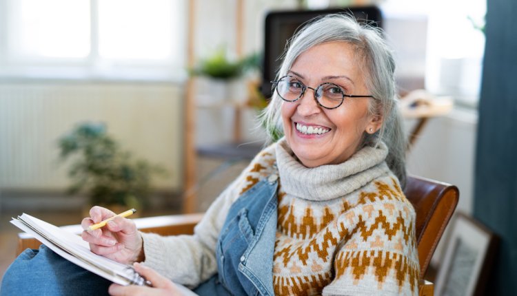 oudere vrouw schrijft