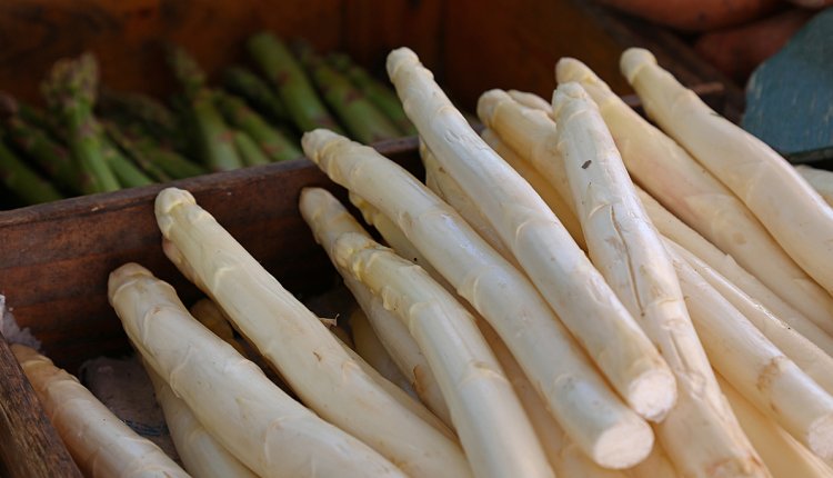 Asperges in een houten box