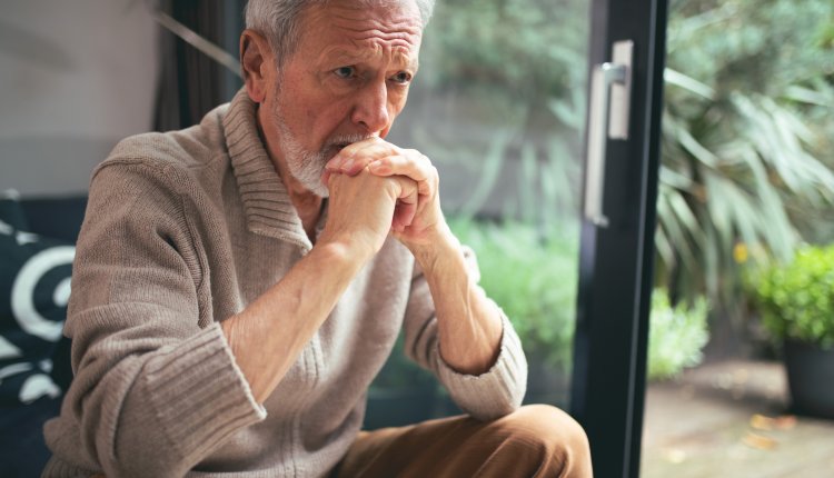 Man op de bank maakt zich duidelijk zorgen