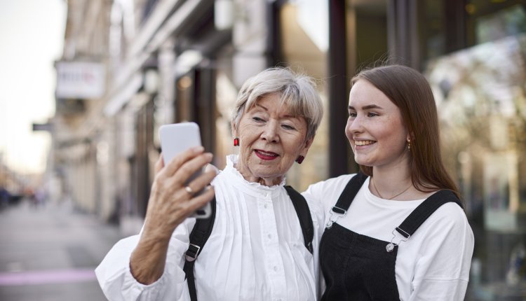 Oudere en jongere vrouwen nemen samen selfie