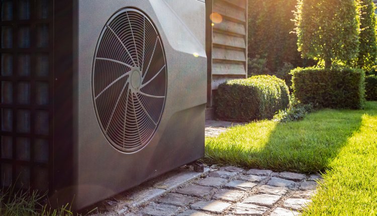 Warmtepomp in een tuin in het zonnetje