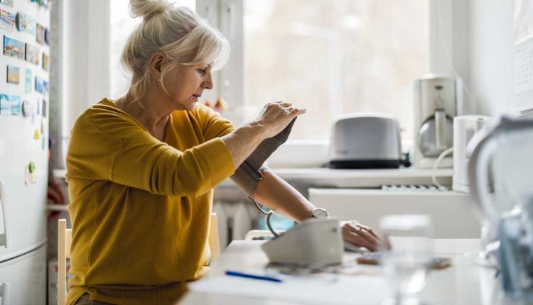 Vrouw meet bloeddruk