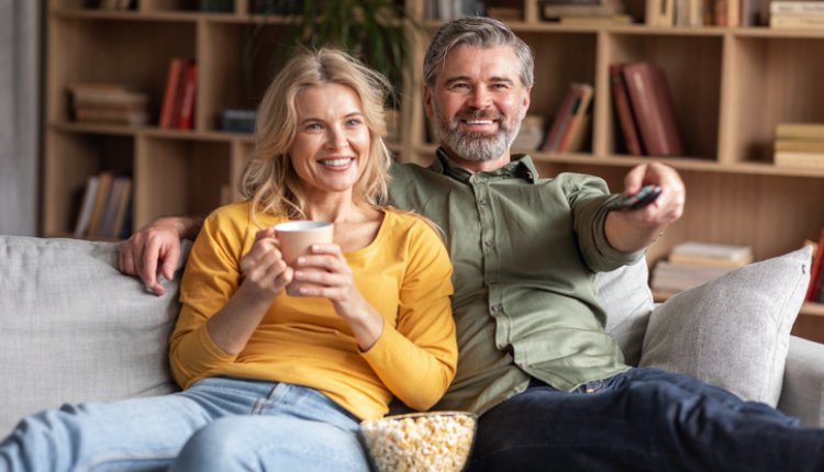 Koppel zit lekker op de bank