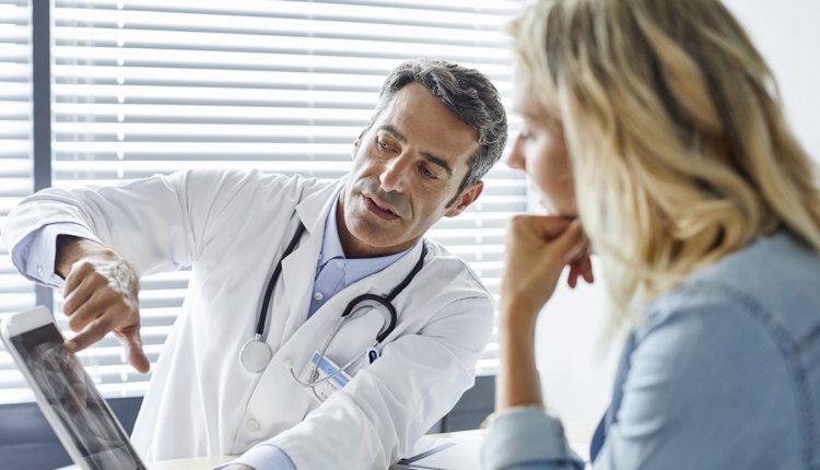 arts legt iets uit aan patient