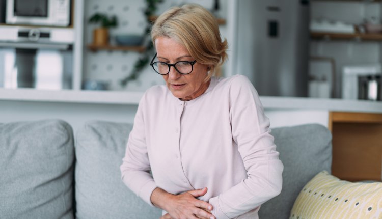 oudere vrouw met buikpijn