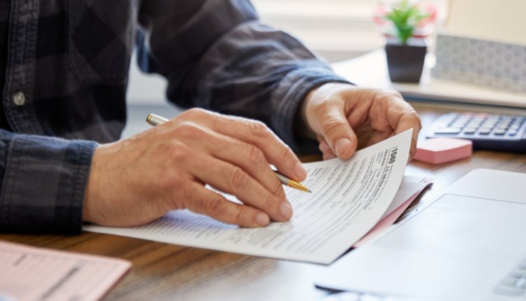 Handen en je aangifte invullen