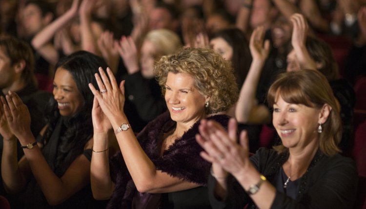 Mensen klappen in de schouwburg
