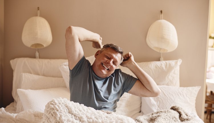 Man in de slaapkamer