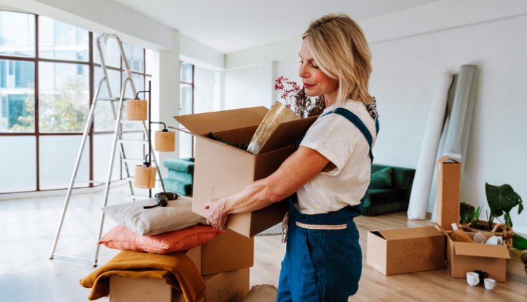 Vrouw ruimt zolder op