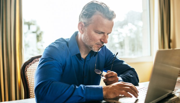 Notaris is aan het werk achter bureau