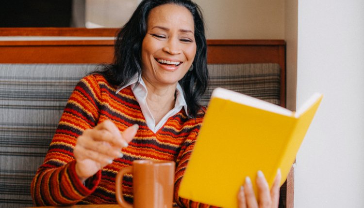 Vrouw leest mooi boek