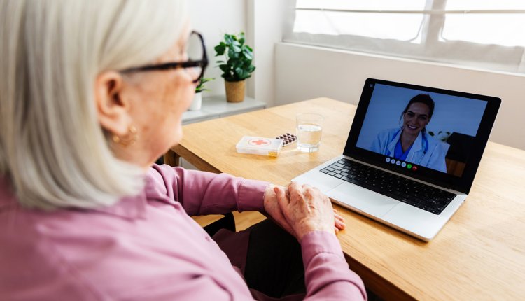 oudere vrouw digitaal consult met dokter
