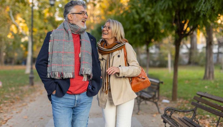 Koppel wandelt in park