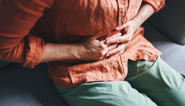 oudere vrouw met buikpijn