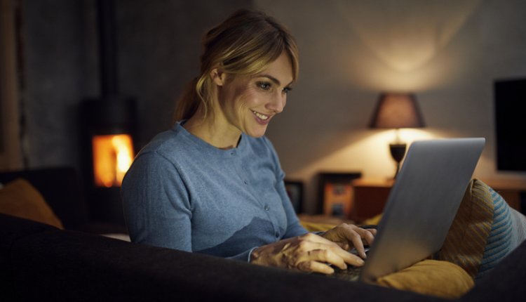 Vrouw gebruikt laptop in de slaapkamer