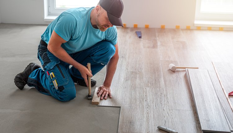 Klusjesman legt nieuwe vloer