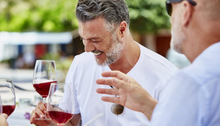 Alcoholist met vrienden op terras