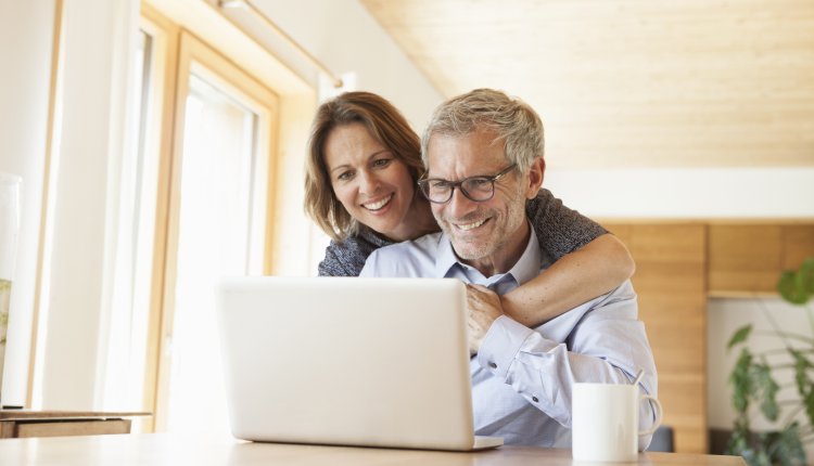 Koppel achter de laptop