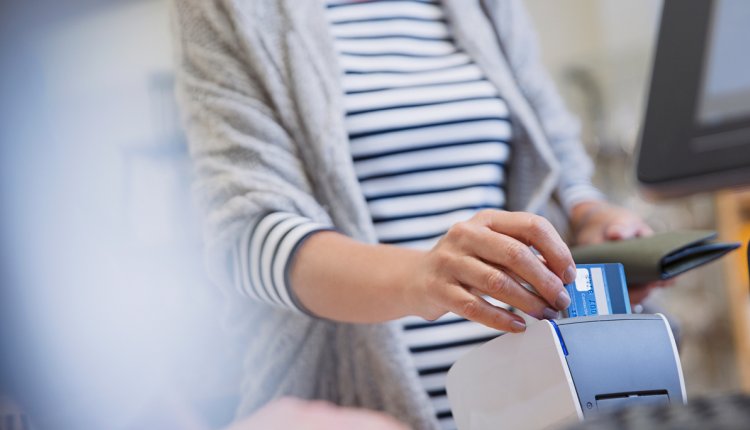 Vrouw pint met haar pas 