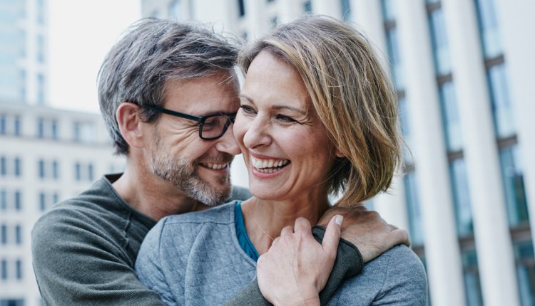 Vrolijk stel, lachend buiten met mooi weer