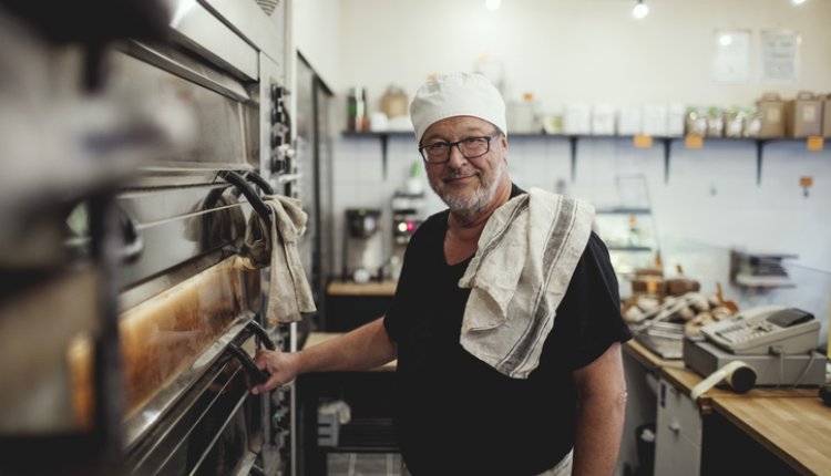 Senior aan het werk als bakker