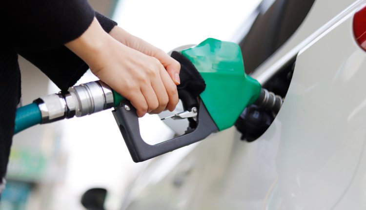 Vrouw tankt haar auto vol aan de pomp