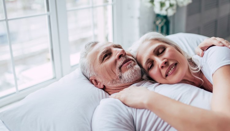 ouder stel in zomer slaapt samen