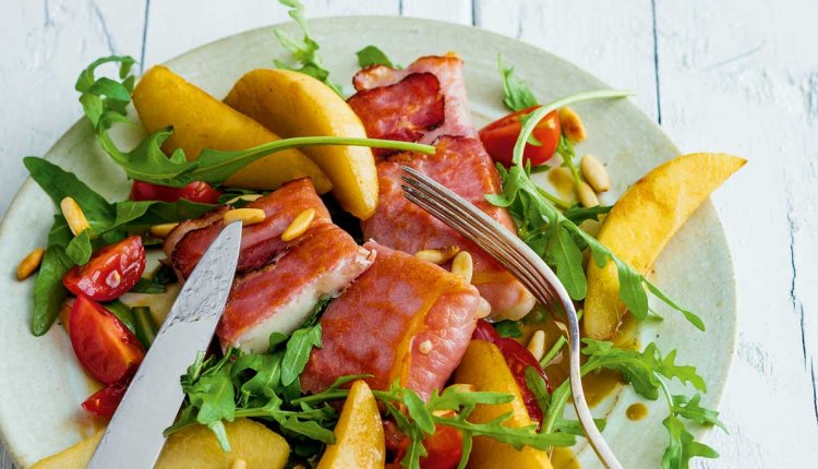 Geitenkaas in een hamjasje met perensalade