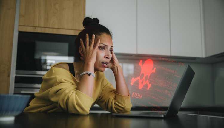 Vrouw is bezig op computer