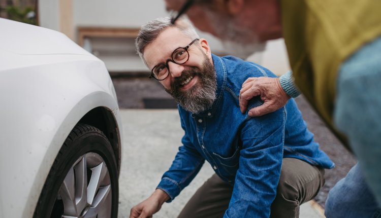 Man vervangt autoband